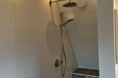 Douche installatie- en tegelwerk