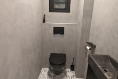 Installatie toilet en tegels